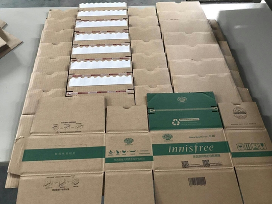 Máy dán hộp carton có dấu chân nhỏ 380V AC 1300mm × 1050mm Dễ dàng vận hành
